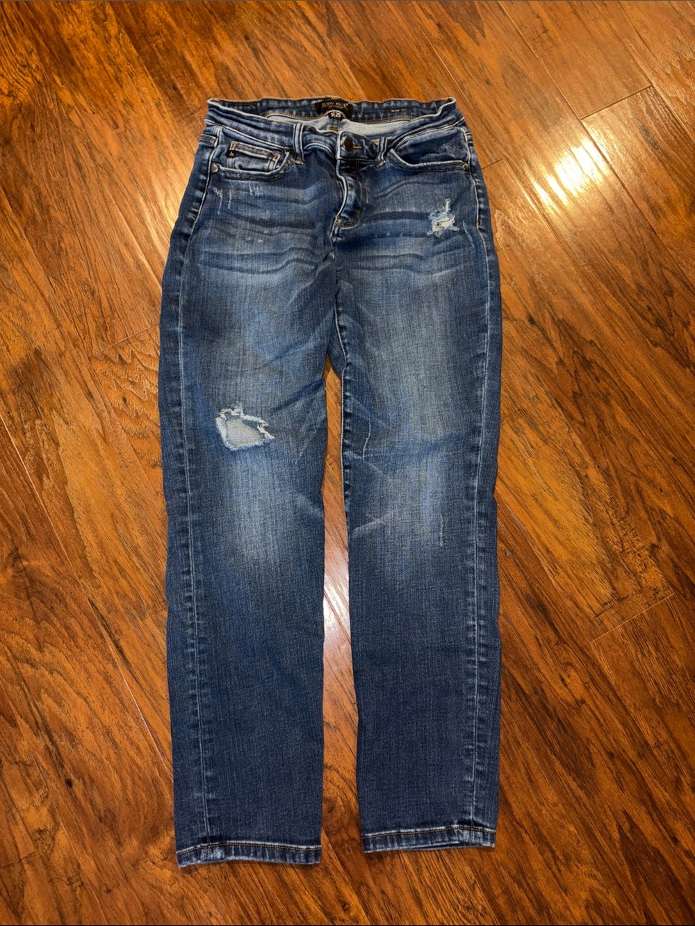 Judy Blue Medium Wash Slim Fit Jeans with Distressing 9/29